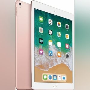 iPad Pro 9.7 inch (2015) with Smart Keyboard Cover